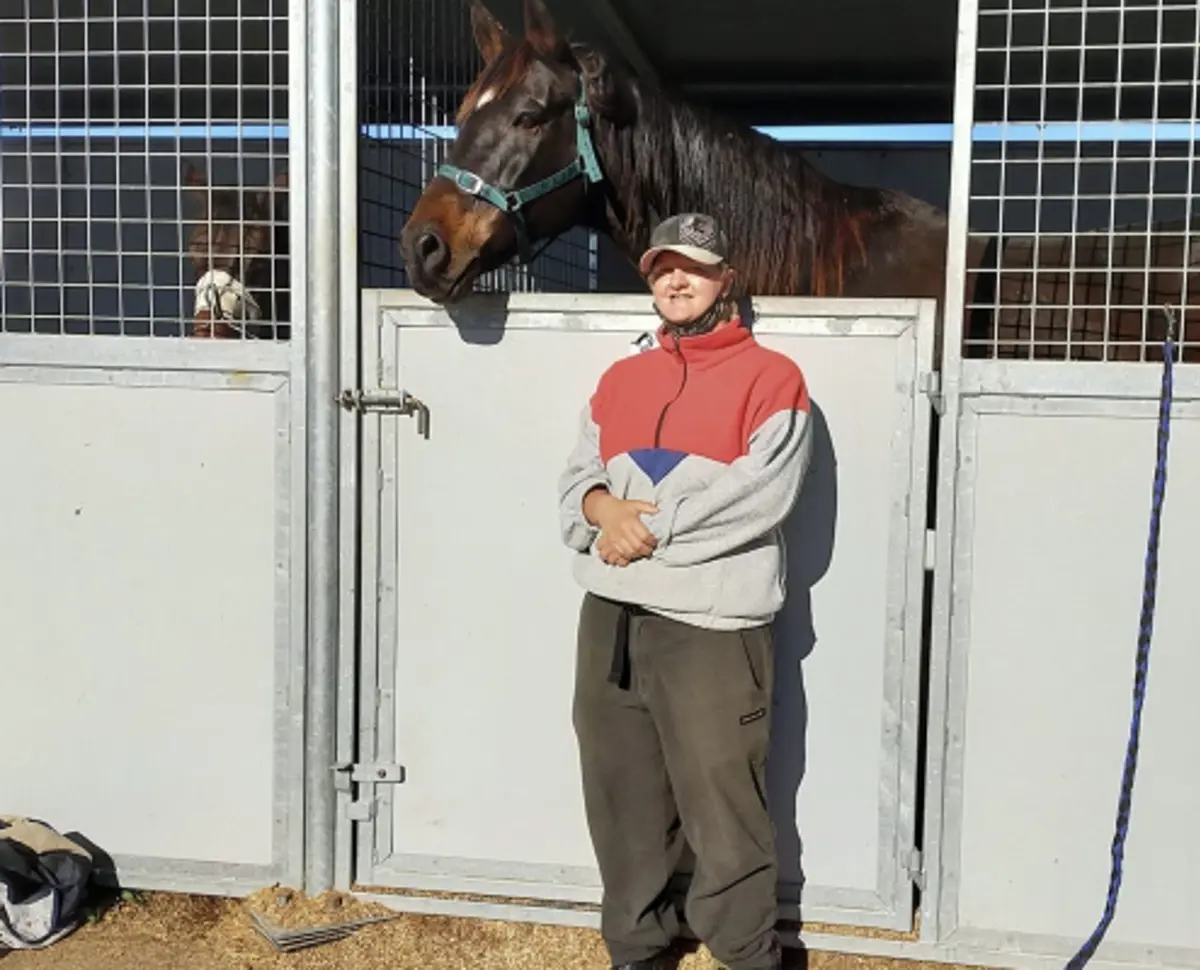 Lifestyler in front of stable