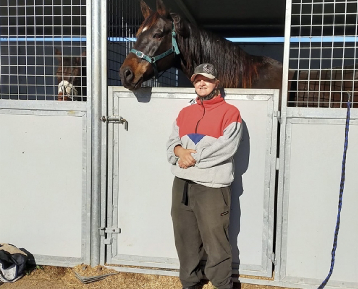 Lifestyler in front of stable